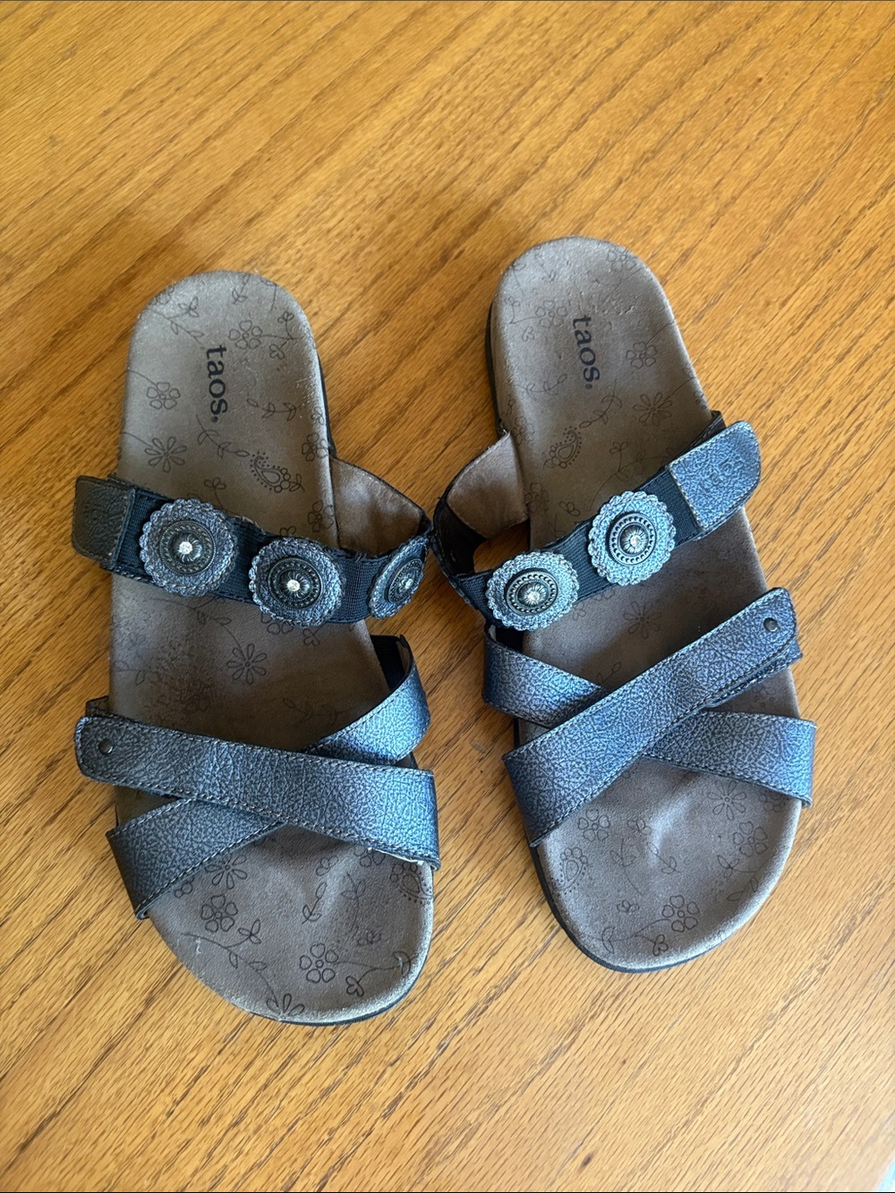 Taos Footwear Crisscross Slide Sandals with Medallion Accents size 10 - Picture 2 of 9